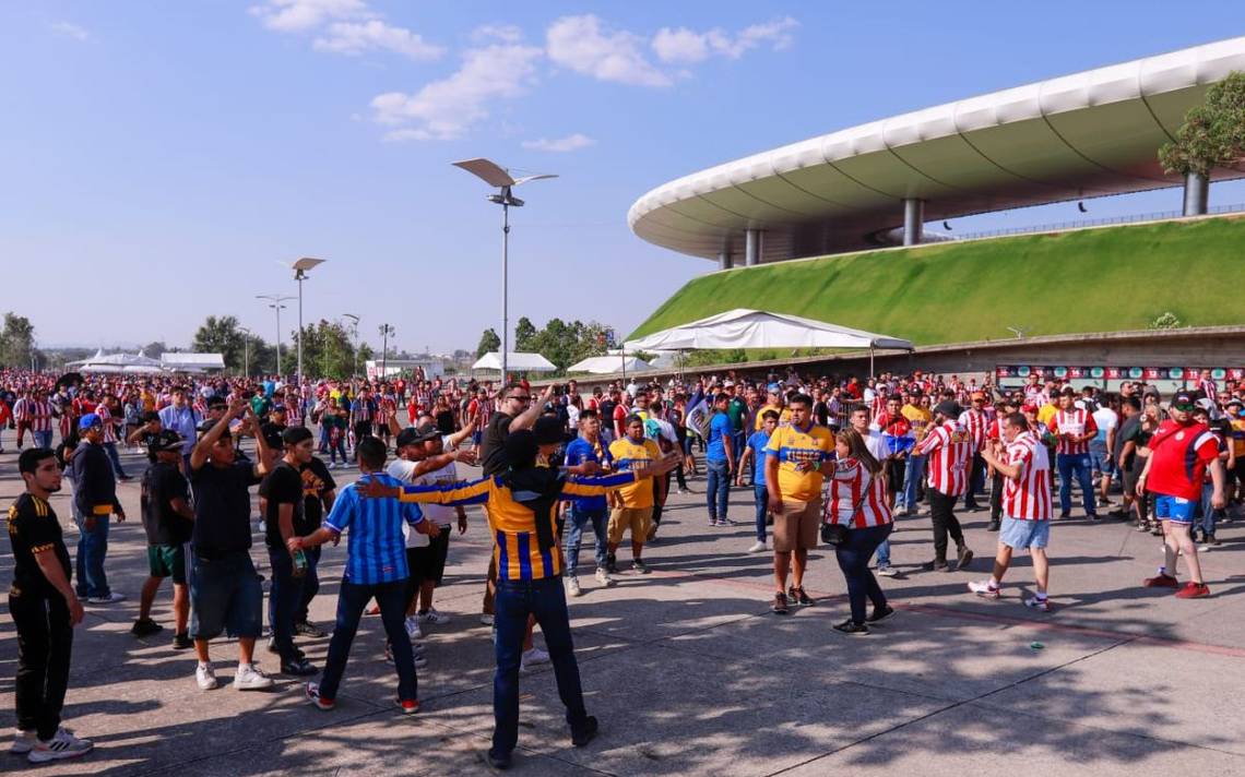 Chivas vs Tigres The final began with blows outside the Akron stadium